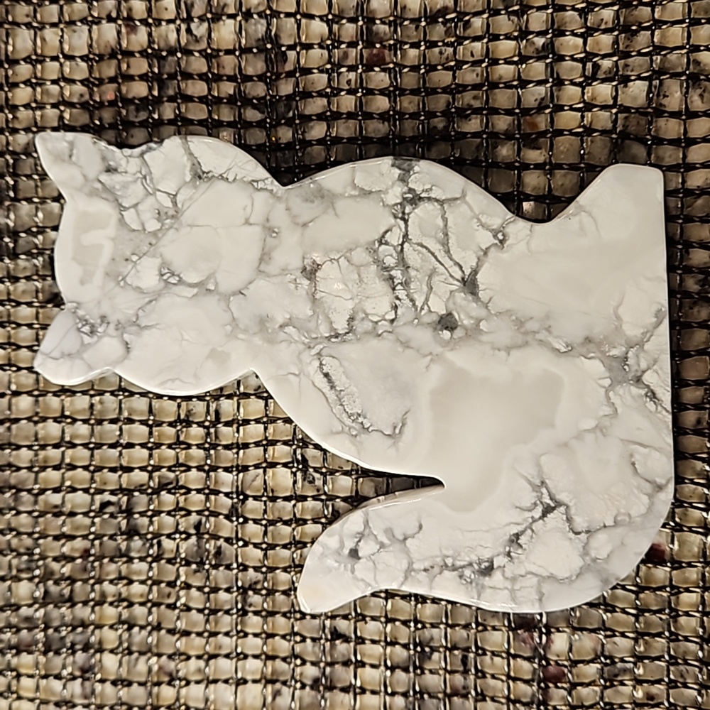 Howlite Cat Carving